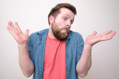 İnsan şaşkınlık içinde kollarını açar, ifadesine göre suçlu olup olmadığı belli değildir. Beyaz arkaplan.