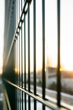 Kaynaklı tel örgü yeşili, dışarıdaki özel alanı koruyor.. 