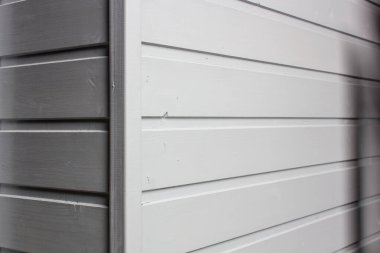 Duvarın açısı odasındaki ahşap panellerle süslenmiş ve beyaz renge boyanmış. Boşluğu kopyala. 