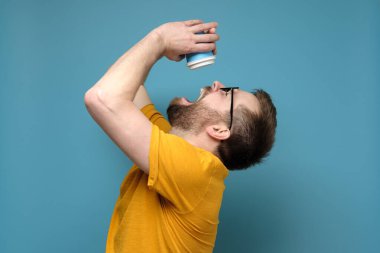 Adam susuzluktan işkence görüyor, kafasını geriye atıyor, ağzını açıyor ve kağıt bardaktan son damlaları döküyor, tek kullanımlık. Sabah erkenden. 