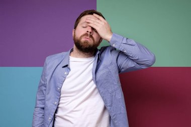 İnsan çok yorgun ya da baş ağrısı çekiyor. Alnından el ele tutuşup acı çekerken gözlerini kapatıyor. Psikolojik sağlık konsepti. 