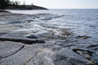 Güzel yaz manzarası. Kıyı, göl ve ufukta mavi gökyüzü.