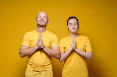 Erkek ve kadın avuçlarını yalvararak ve hayallerinin gerçekleşmesini umarak katladılar, gözlerini kapadılar ve sessizce durdular.. 