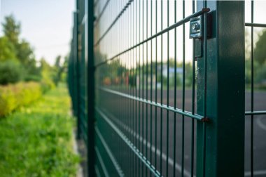 Spor sahası yeşil kaynaklı çitlerle çevrili, açık havada, akşamleyin gün batımında.. 