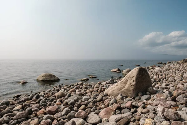 Paesaggio magnifico. Mare pulito e calmo e la costa rocciosa, skyline, con cielo blu e nuvole bianche nella giornata estiva. — Foto Stock