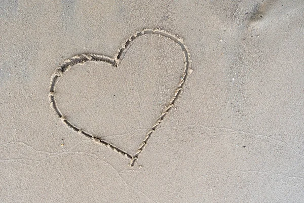 Sıcak bir yaz gününde kumlu bir nehir kıyısına kalp sembolü çizilmiş. Tatil aşkı. Yaşam tarzı. Uzayı kopyala Üst görünüm. — Stok fotoğraf