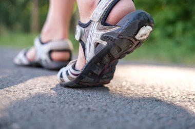 Bir yaz günü sandaletlerin tabanına yapışmış sakızlar.. 