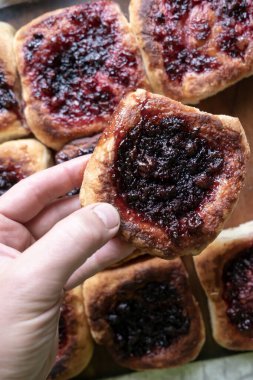 Elleri lezzetli, ev yapımı, Rus fırınında pişirilmiş çilekli bir turta tutuyor. Sıcak, sıcak aperatif. Geleneksel mutfak. 