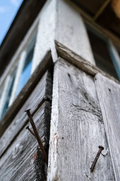Rostige Nägel Die Ecke Eines Alten Holzhauses Auf Dem Land — Stockfoto
