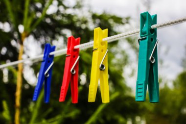 İpe asılı renkli mandallar.