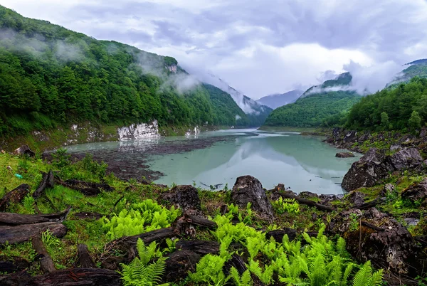 Panorama de hermoso paisaje con un lago Amtkel en Abjasia —  Fotos de Stock