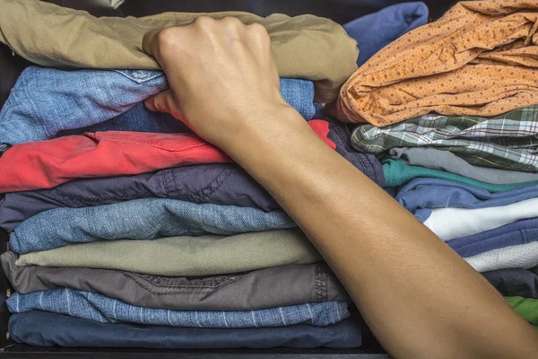 Homem escolhe roupas no guarda-roupa — Fotografia de Stock