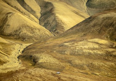 Bilim adamları için çok küçük yalnız evleri dağın dibinde duruyor