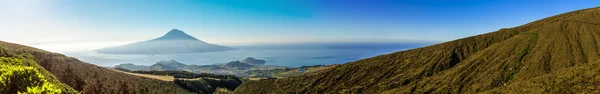 Longo panorama da bela paisagem dos Açores ao nascer do sol . — Fotografia de Stock