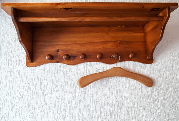 Kleiderbügel aus Holz hängen in einem Raum auf dem Regal — Stockfoto