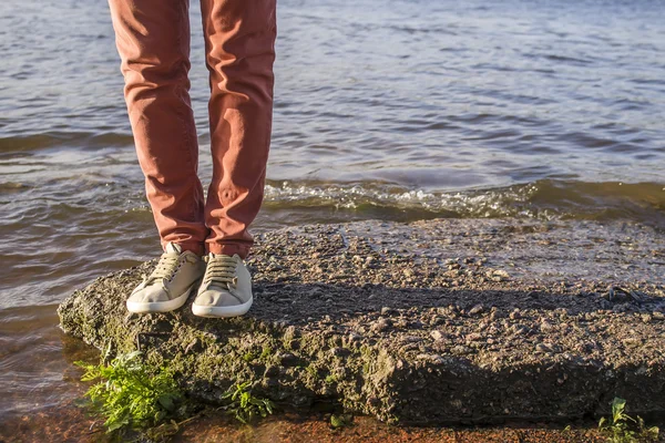 Άνθρωπος στέκεται στην πέτρα από το ποτάμι με μικρά κύματα — Φωτογραφία Αρχείου