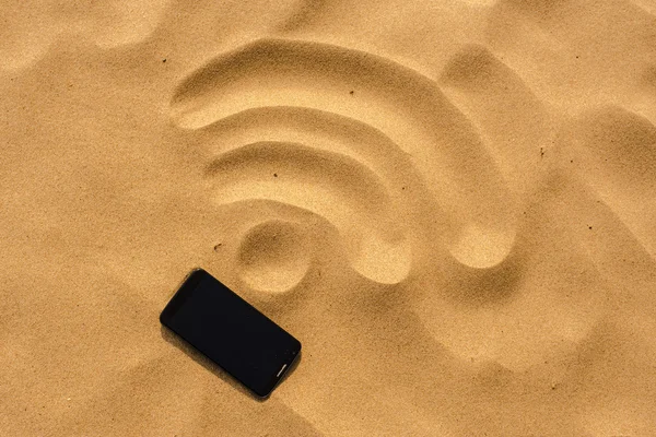 Handy am Strand und Wifi-Zeichen — Stockfoto