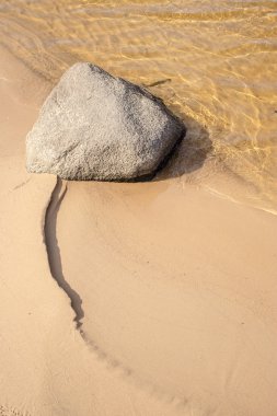 kumlu sahilde yalnız taş yalan