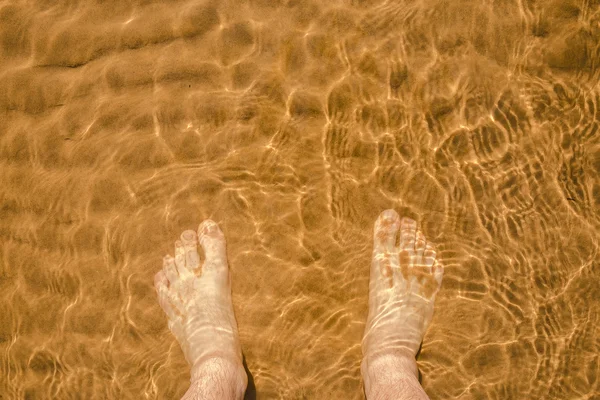 Férfi lábak, ott állt a vízben — Stock Fotó