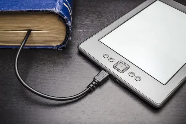 EBook op het oude dikke Blauwboek met een kabel aangesloten — Stockfoto