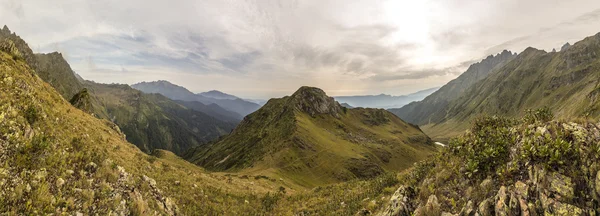 Panorama de un valle montañoso en Abjasia — Foto de Stock