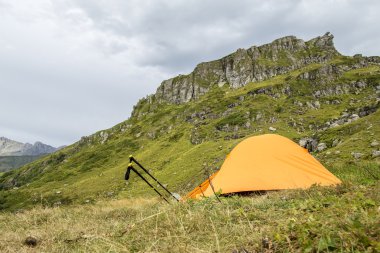 Dağlar ve trekking kutup turuncu çadırda