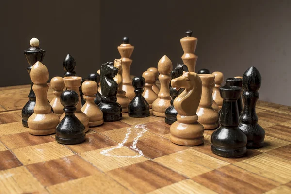 Rei de xadrez morto no tabuleiro de xadrez — Fotografia de Stock