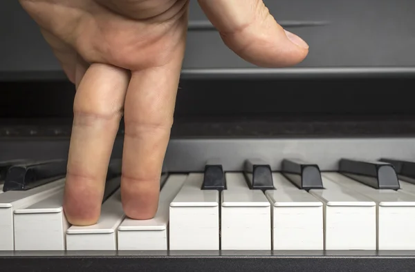 Fingers click on the piano keys — Stock Photo, Image