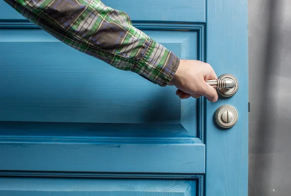 El hombre abre la puerta — Foto de Stock