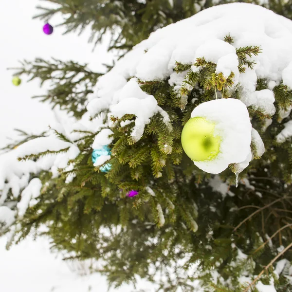 Karácsonyi játék a jégcsap hóval lóg a lucfenyő — Stock Fotó