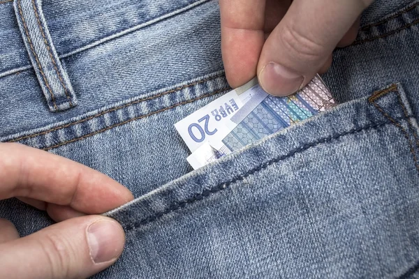 Hände wollen stecken oder Dieb will Geldschein aus der Tasche stehlen — Stockfoto