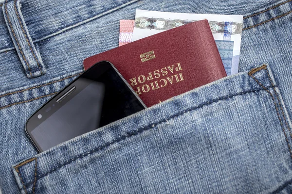 Passaporte, telefone celular e dinheiro no bolso — Fotografia de Stock