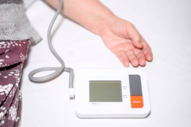 Sphhygmomanometer kan basıncını ölçmek için kullanılan bir cihazdır. Beyaz arka planda. Yakın plan..