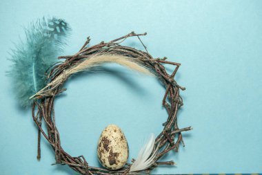 Bu Paskalya çelengi dikenler ve tüylerle süslenmiş. Bıldırcın yumurtası ortaya.