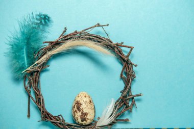 Bu Paskalya çelengi dikenler ve tüylerle süslenmiş. Bıldırcın yumurtası ortaya.