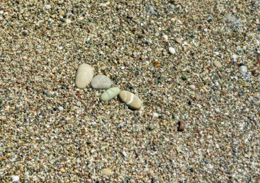 Akdeniz 'in kıyılarında çok renkli çakıl taşları. Arka planda çakıl. Sahil. Yuvarlak çakıl taşlarıyla soyut arkaplan