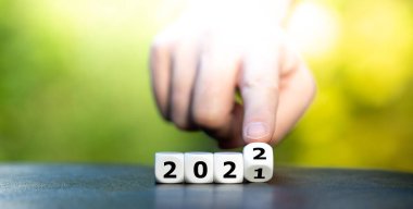 El zarları çevirir ve 2021 'i 2022' ye çevirir..