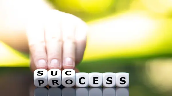 Ręka Obraca Kości Zmienia Słowo Proces Sukces — Zdjęcie stockowe