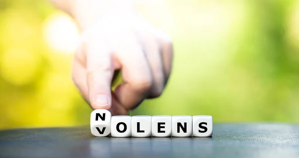 ラテン語の Nolens Volens 意思または不本意 を形成する — ストック写真