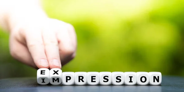 Mão Vira Dados Muda Palavra Impressão Para Expressão — Fotografia de Stock
