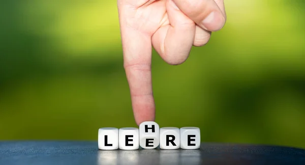 Hand Würfelt Und Verwandelt Das Deutsche Wort Leere Lehre — Stockfoto