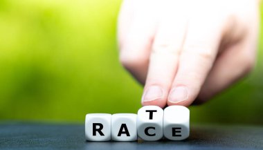 Zar, fare yarışı ifadesini oluşturur.