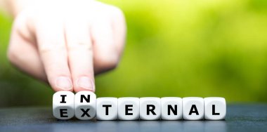 El zarları döndürür ve harici sözcüğü dahili hale getirir.