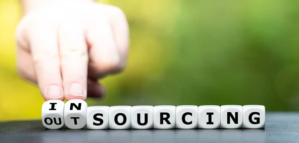 Hand Draait Dobbelstenen Verandert Het Woord Outsourcing Naar Insourcing — Stockfoto