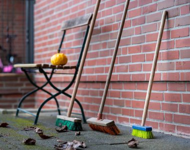 İki normal süpürge ve çocuklar için küçük bir süpürge duvara dayanıyor. İlk çocuk sahibi olmanın sembolü. 