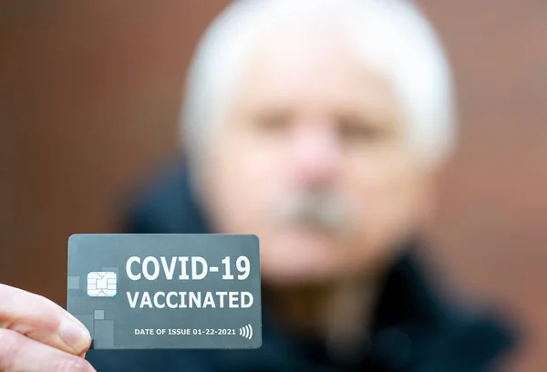 Son Sınıf Öğrencisi Covid Karşı Aşı Olduğunu Gösteren Bir Aşı — Stok fotoğraf