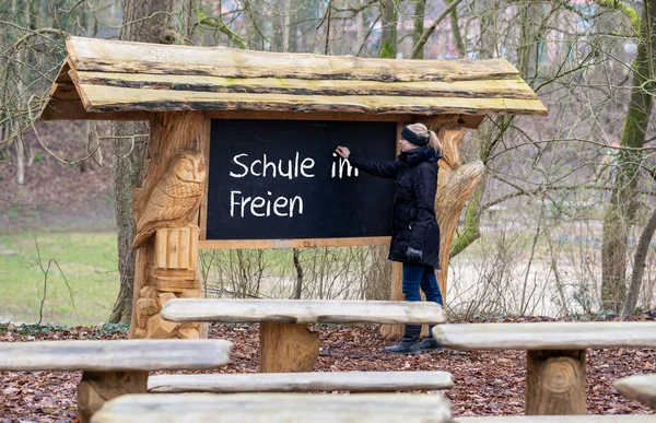 Kadın Öğretmen Tahtaya Almanca Schule Freien Dışarıda Okul Ifadesini Yazıyor — Stok fotoğraf
