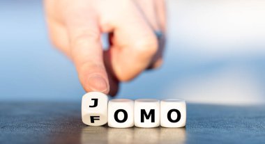 El zarları döndürür ve FOMO (kaçırılma korkusu) kısaltmasını JOMO 'ya çevirir (kaçırmanın sevinci)).