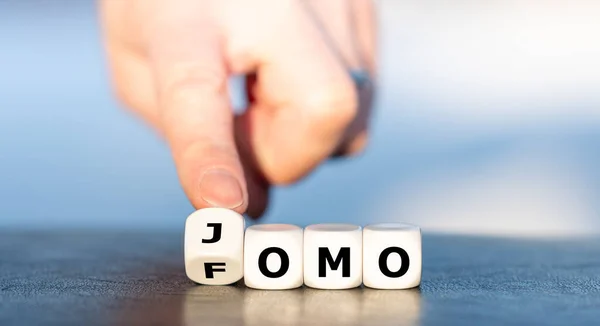 El zarları döndürür ve FOMO (kaçırılma korkusu) kısaltmasını JOMO 'ya çevirir (kaçırmanın sevinci)).