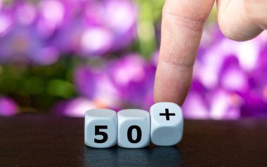 Zar, 50 yaşından büyük tüm insanlar için 50 + 'lık bir sembol oluşturur..